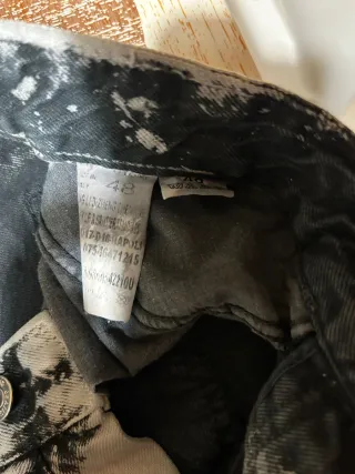 Jeans neri e bianchi strappati