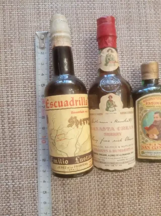 Collezione di bottiglie di liquore in miniatura