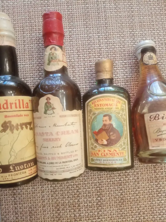 Collezione di bottiglie di liquore in miniatura
