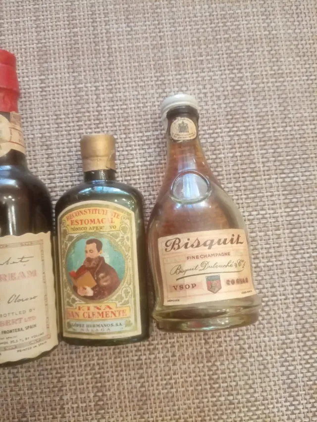 Collezione di bottiglie di liquore in miniatura