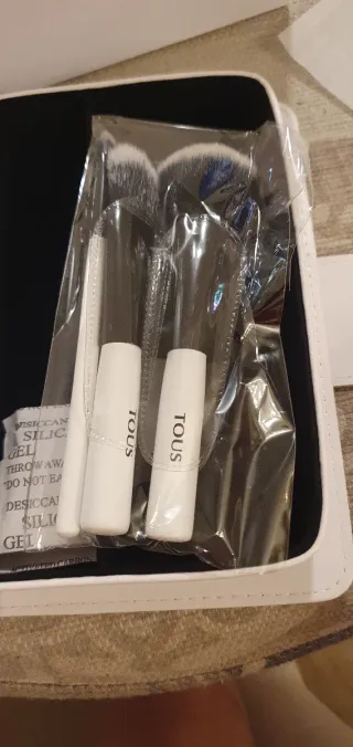 Neceser Tous con espejo y brochas