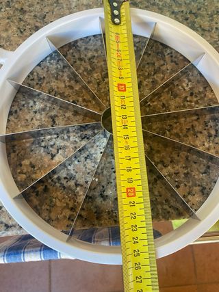 Taglia anguria rossa e bianca