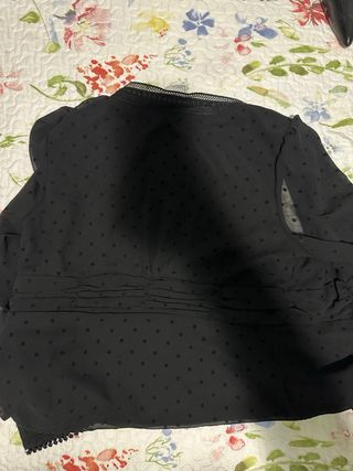 Blusa negra con lunares