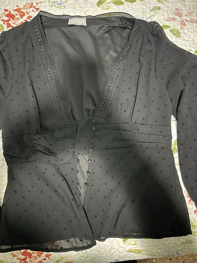 Blusa negra con lunares