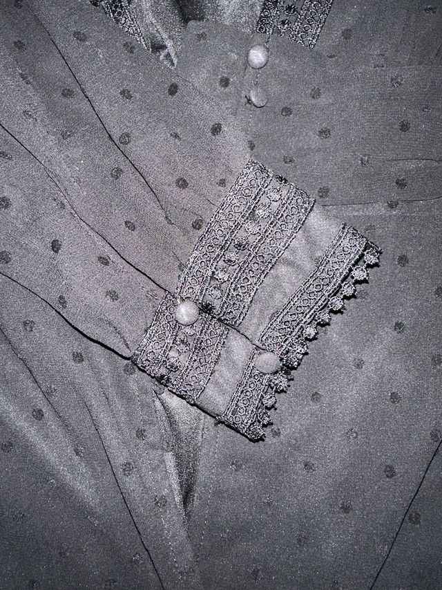 Blusa negra con lunares