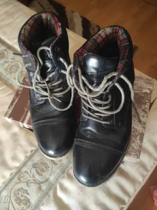 Botas de hombre con cordones negras