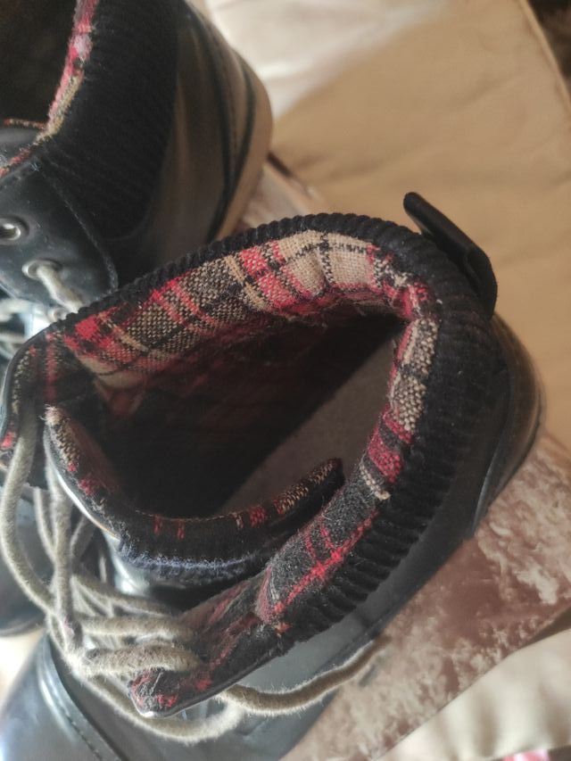 Botas de hombre con cordones negras