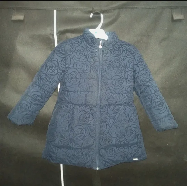 Abrigo azul con dibujo de flores