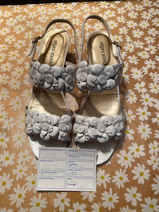 Sandalias blancas piel flores 4 cm tacón grueso