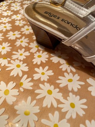 Sandalias blancas piel flores 4 cm tacón grueso