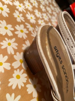 Sandalias blancas piel flores 4 cm tacón grueso