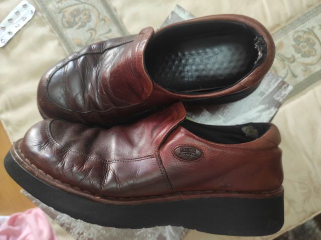 Zapatos de vestir marrones sin cordones