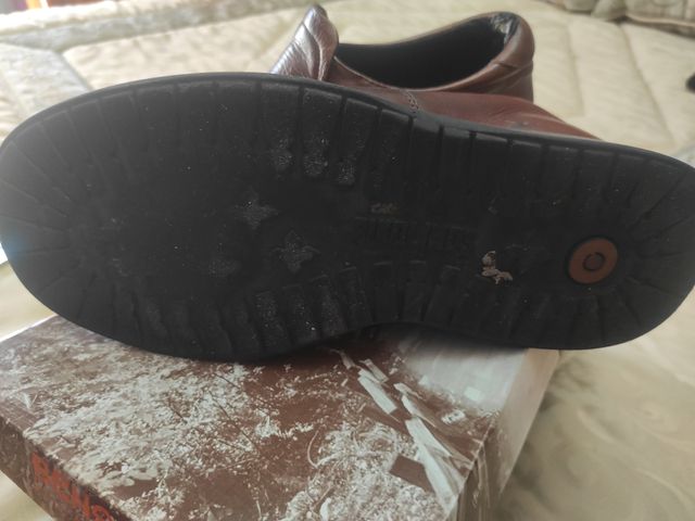 Zapatos de vestir marrones sin cordones