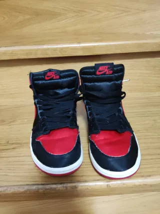 Zapatillas Jordan Negras y Rojas