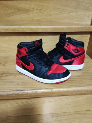 Zapatillas Jordan Negras y Rojas