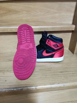 Zapatillas Jordan Negras y Rojas