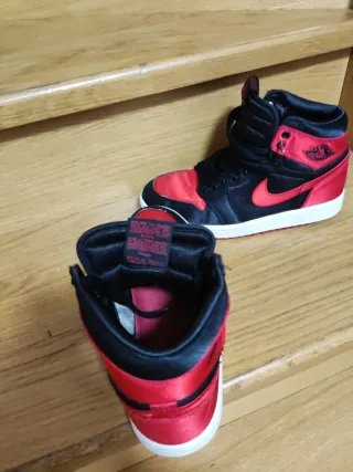 Zapatillas Jordan Negras y Rojas