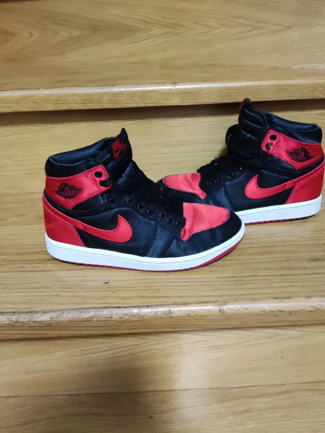 Zapatillas Jordan Negras y Rojas