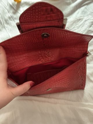Bolso rojo con hebilla