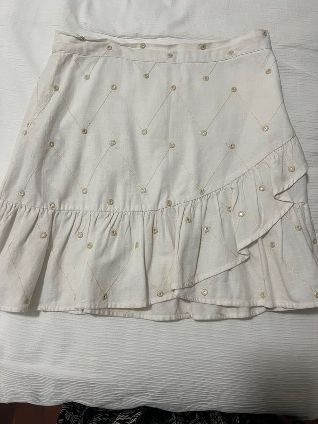 Minifalda beige con volante cruzado y detalles