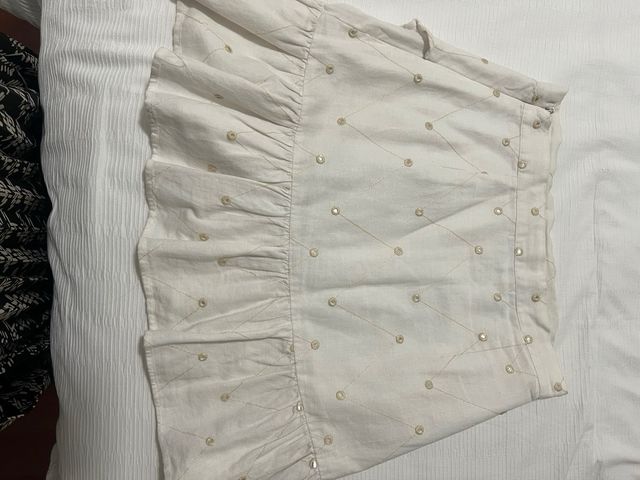 Minifalda beige con volante cruzado y detalles