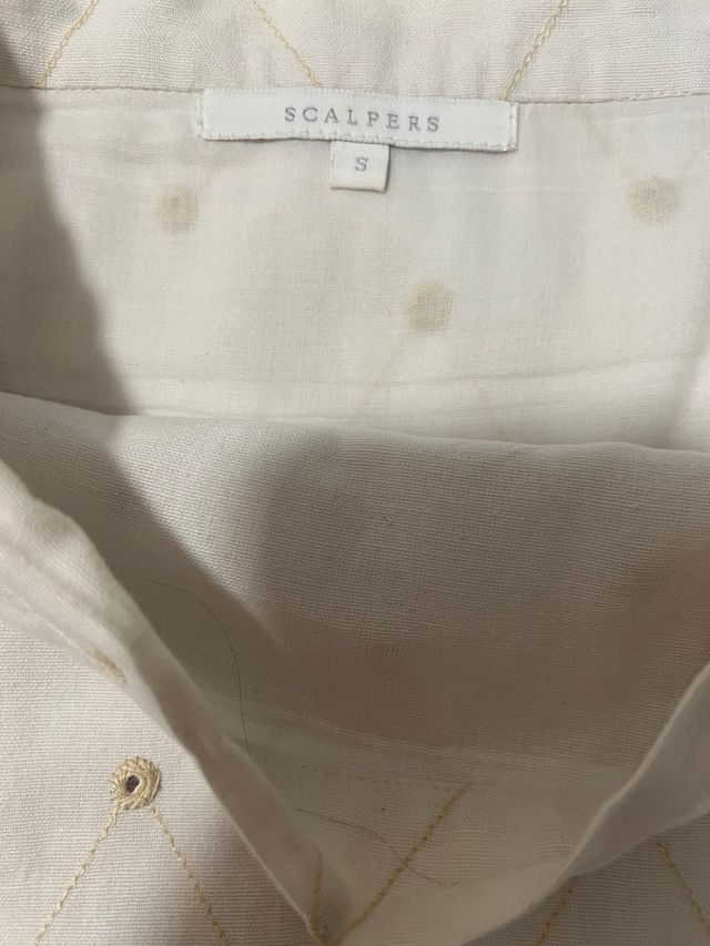 Minifalda beige con volante cruzado y detalles