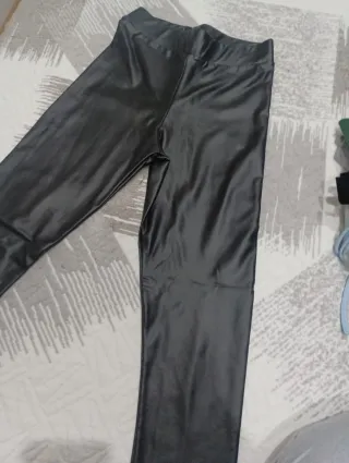 Pantalones efecto piel negros