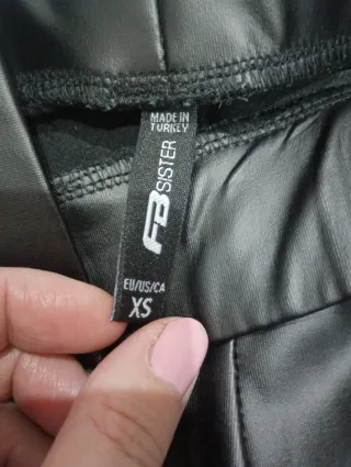 Pantalones efecto piel negros