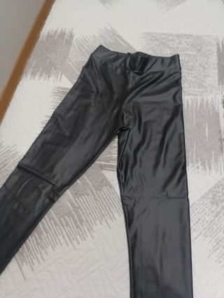 Pantalones efecto piel negros