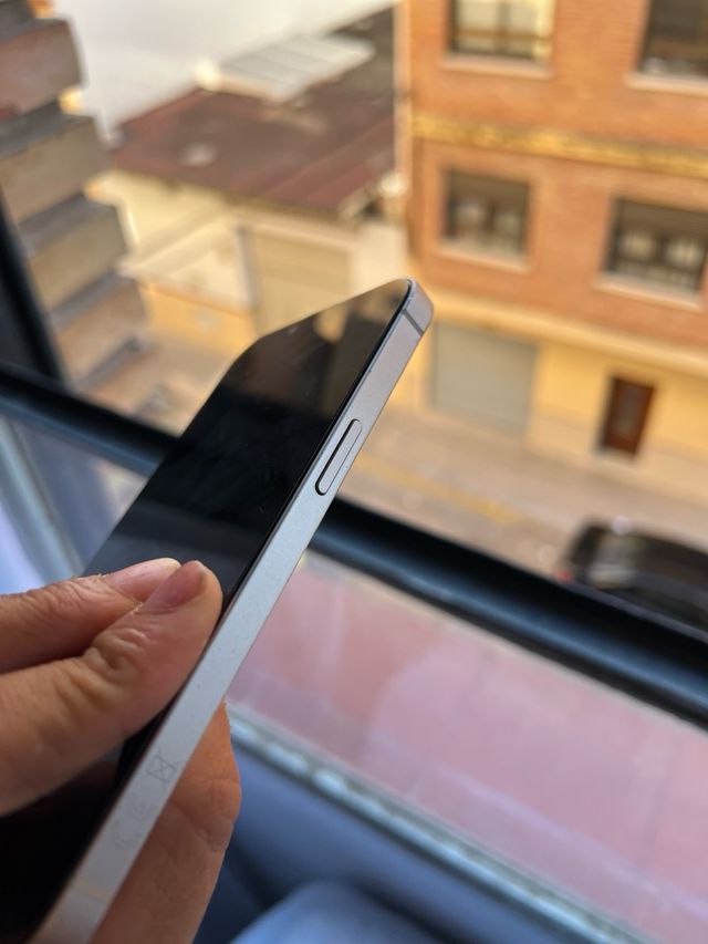 iPhone 13 con cargador y caja original