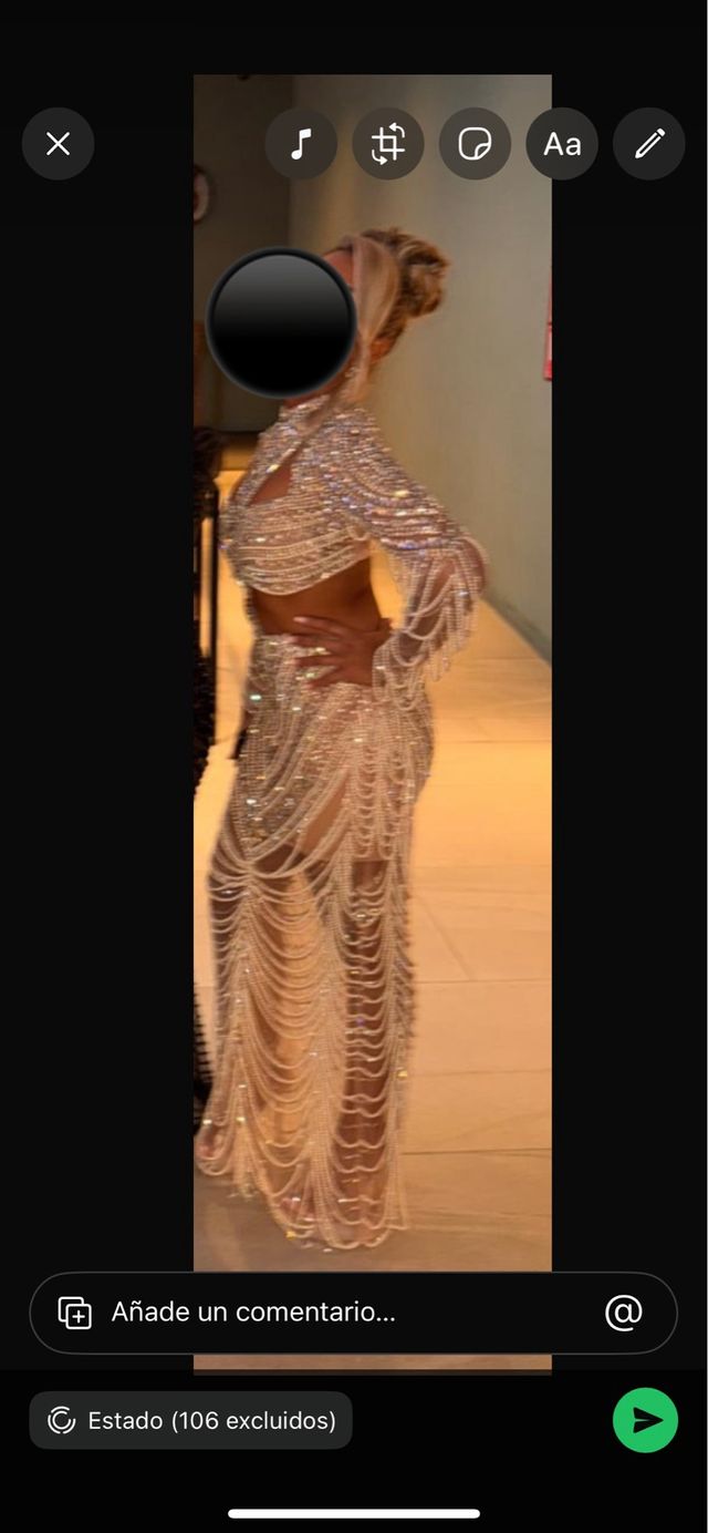 Vestido de fiesta largo con pedrería y perlas