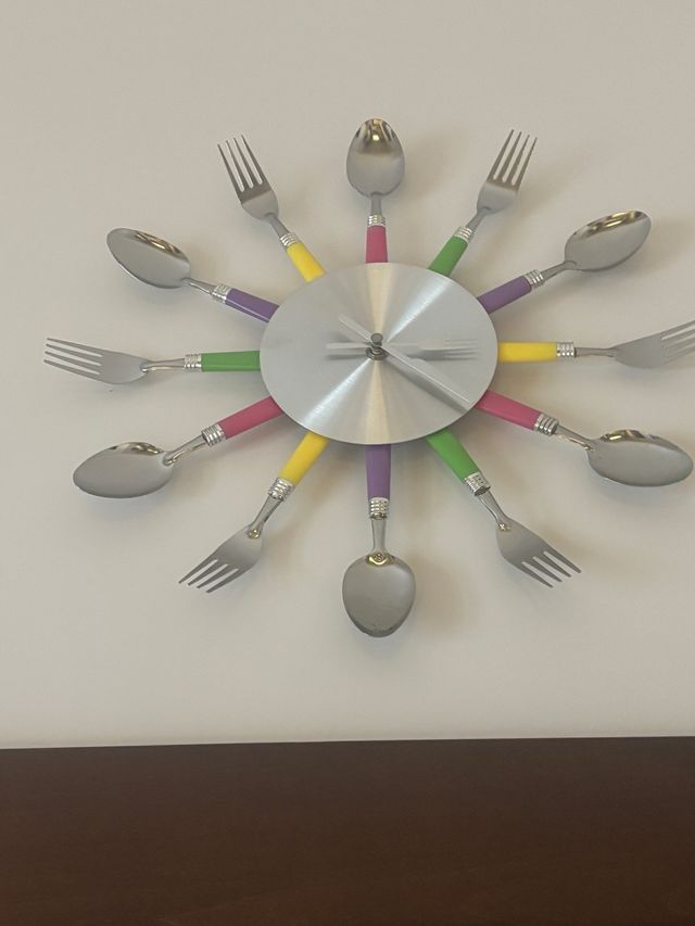 Orologio da parete con posate colorate