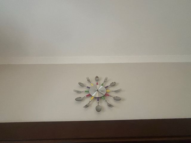 Orologio da parete con posate colorate