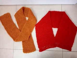0,50€Bufandas tejidas a mano (naranja y rojo)