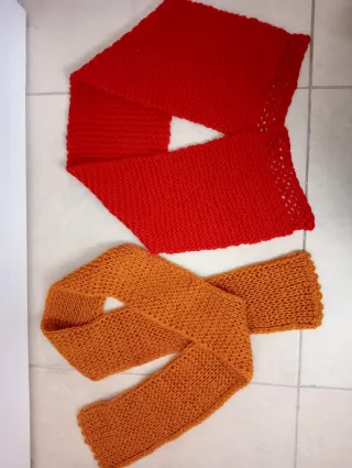 0,50€Bufandas tejidas a mano (naranja y rojo)