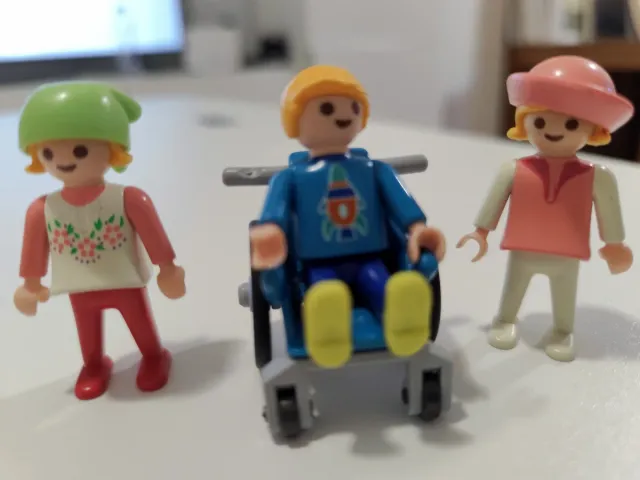 Figuras Playmobil (Niña silla ruedas, Niña, Niño)