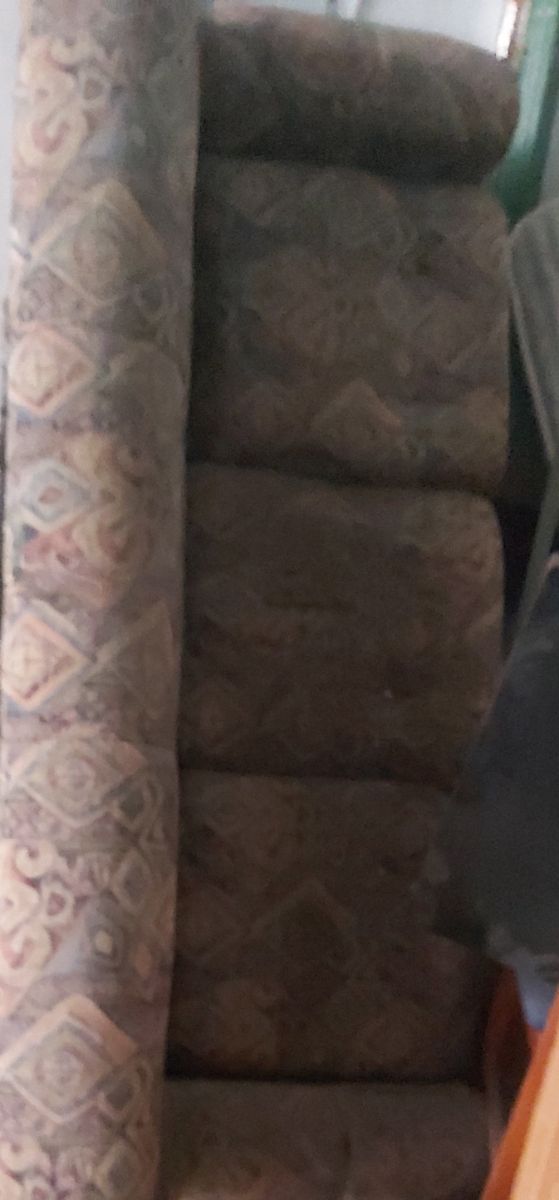 Sofá de tela marrón y multicolor