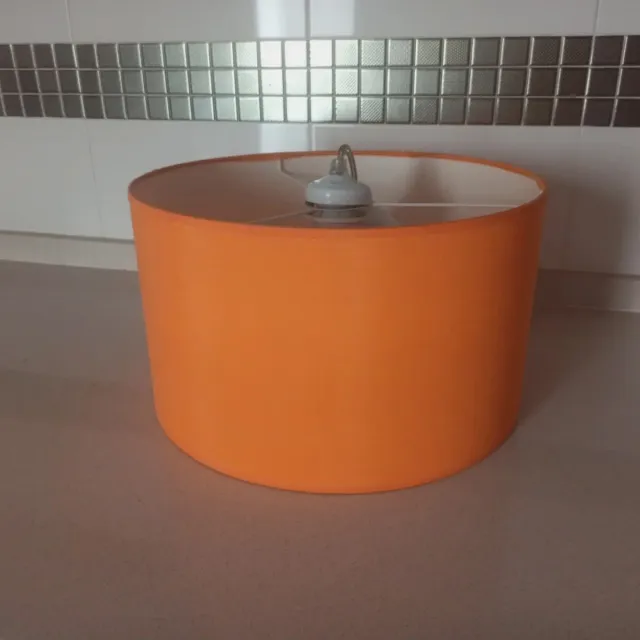 Lámpara de tela naranja