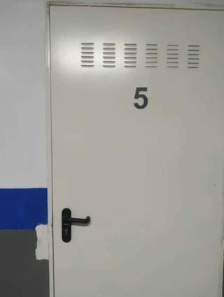 Puerta metálica trastero