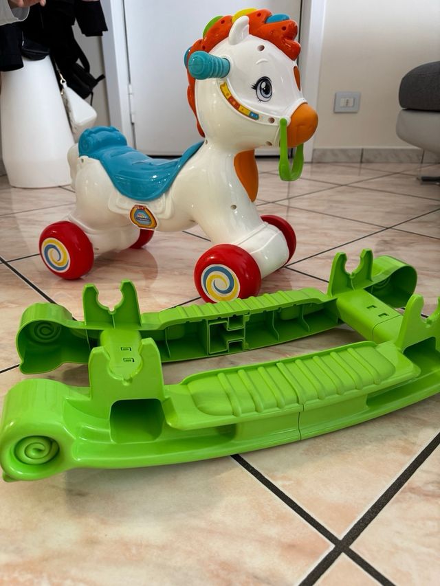 Cavalluccio Clementoni cavalcabile o dondolo