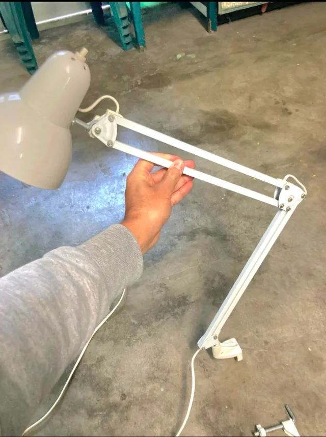 Lámpara flexo de escritorio gris y blanca