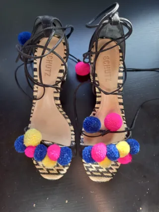 Sandalias Schutz tacón pompones multicolor