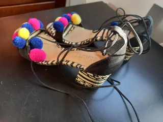 Sandalias Schutz tacón pompones multicolor