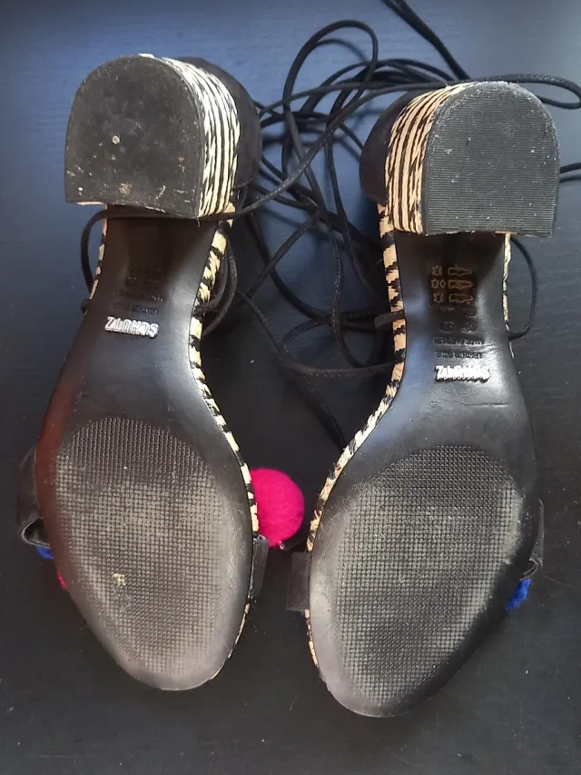 Sandalias Schutz tacón pompones multicolor