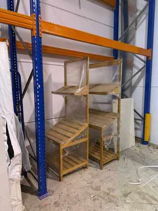 Banchi e scaffali in legno naturale