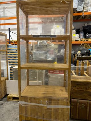 Banchi e scaffali in legno naturale