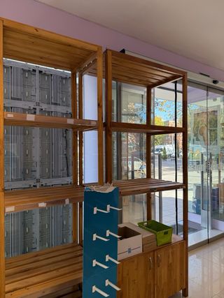 Banchi e scaffali in legno naturale