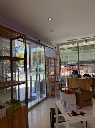 Banchi e scaffali in legno naturale