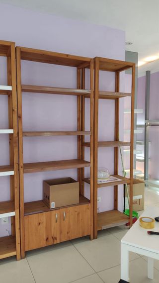 Banchi e scaffali in legno naturale