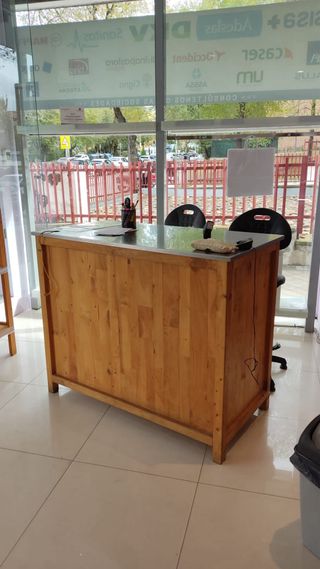 Banchi e scaffali in legno naturale